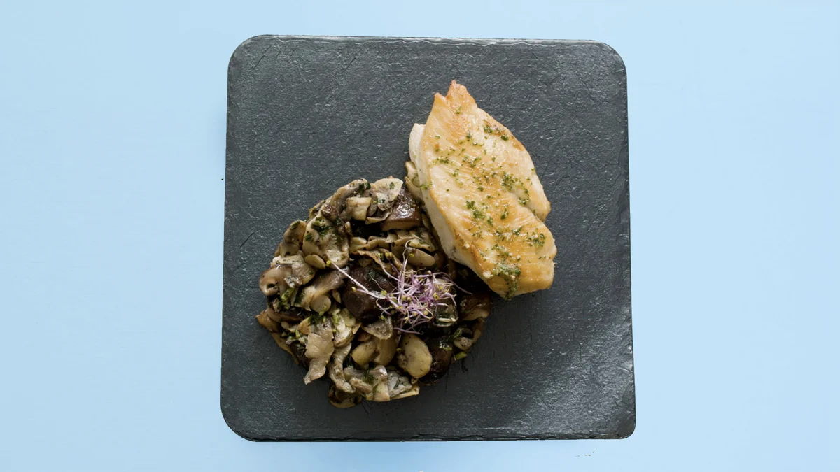 Pechuga de Pollo Asada con Setas y Nata
